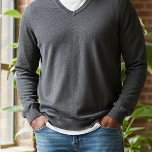 CROWN & IVY Men's Large Charcoal Gray V-Neck knit lightweight  pull on sweater
